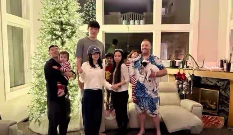 开拓者新秀杨瀚森的适应能力真是太强了，他这么快就入乡随俗了！据悉，在感恩节这一天