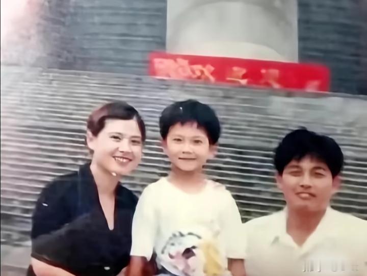 在爱里长大的小孩，真的会闪闪发光，杨洋和父母一家三口的合照，杨洋跟妈妈长得很像，一家人都是高颜值。杨
