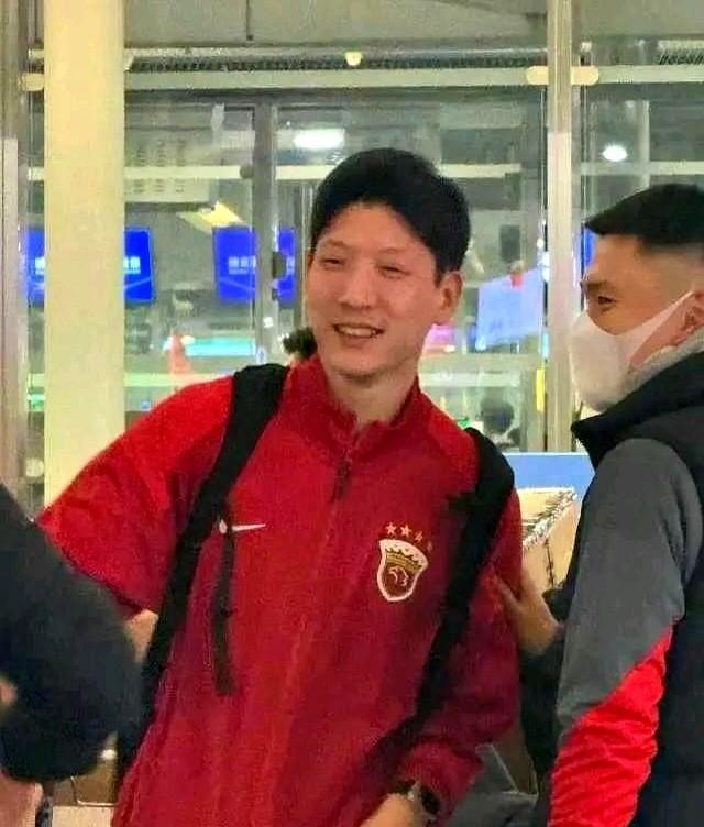 刷到海港出征的视频，一眼就看到卢永涛了，那件红色球衣刺得人眼睛有点疼不是泰山队熟