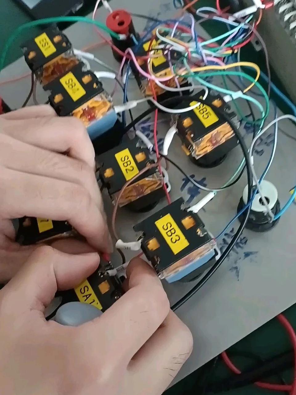 作为一名电工，你够硬气吗？电工若想底气十足、言辞强硬，不仅自身得有过硬的技术