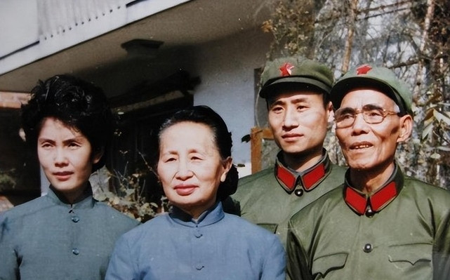 1987年韦杰病逝，妻子主动将他名下豪车交还成都军区，军区很为难的回答道：这个档