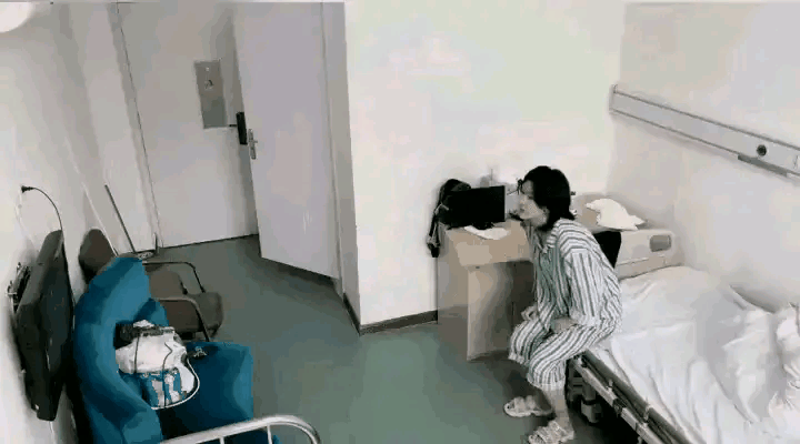 听到开门声，立马影后级表演，小伙子还被蒙在鼓里呢