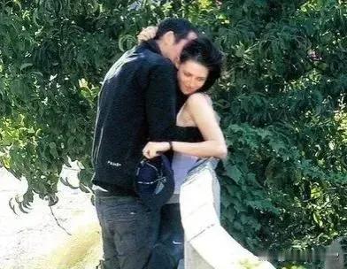 我们村有个女人，嫁给了大队副书记，两人年龄相差20岁。婚后，她给男人生了五个儿子