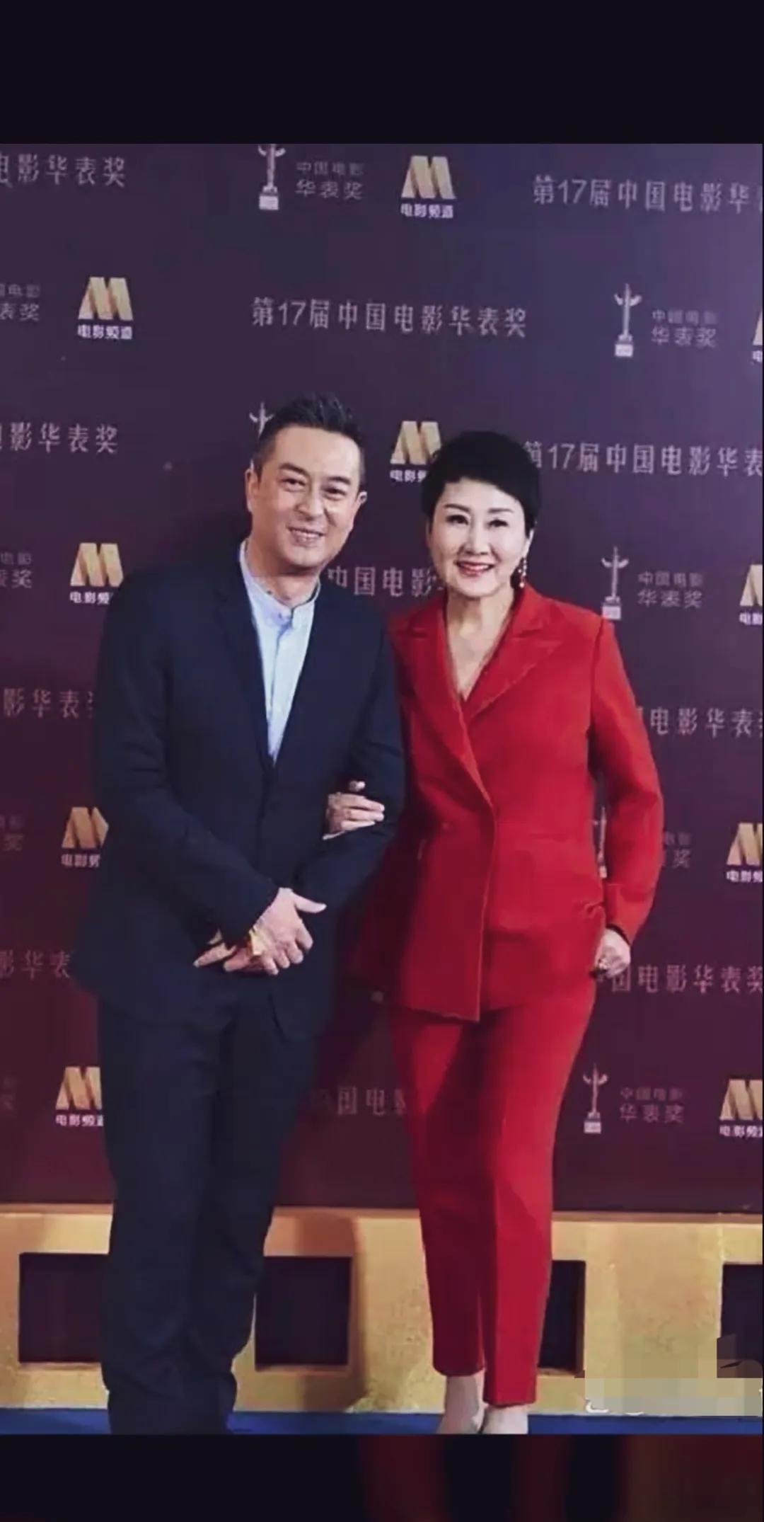 张凯丽老师爱穿短裤真是出了名，只有不穿短裤，不露大腿！看看这气质不就出来了。张嘉