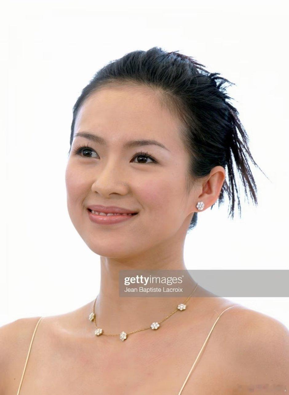姨以前的妆造好像都没有很浓的眼妆，眉毛没有韩式眉，也不打高光阴影啥的，看起来妆面