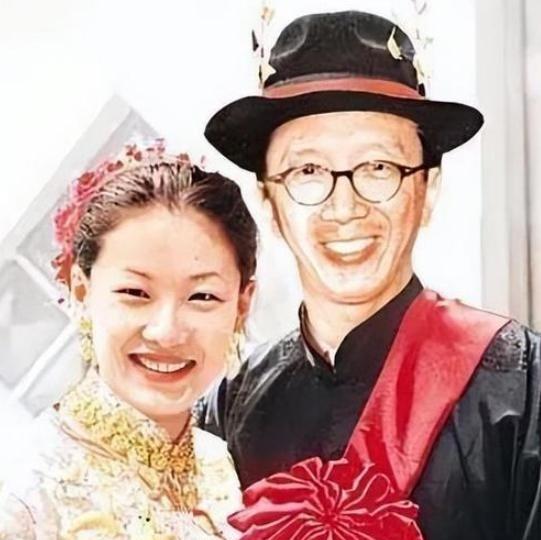 生了三胎后，67岁的梁锦松为了让41岁的伏明霞拼4胎，他花100亿买下了亚洲最奢