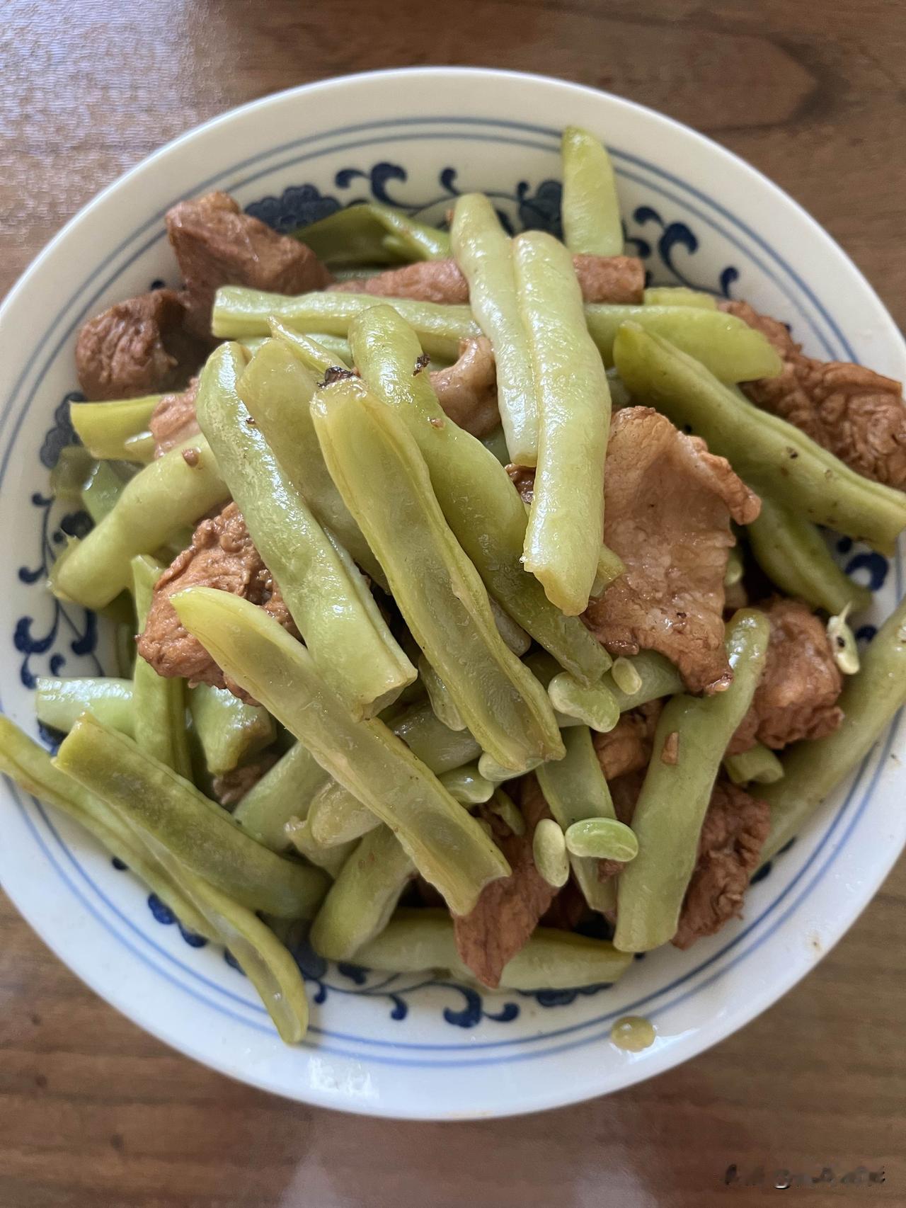 好友们晚上好！周三快乐，晚餐香香！今天的晚餐：红薯玉米窝头豆角炖肉蒜肠果