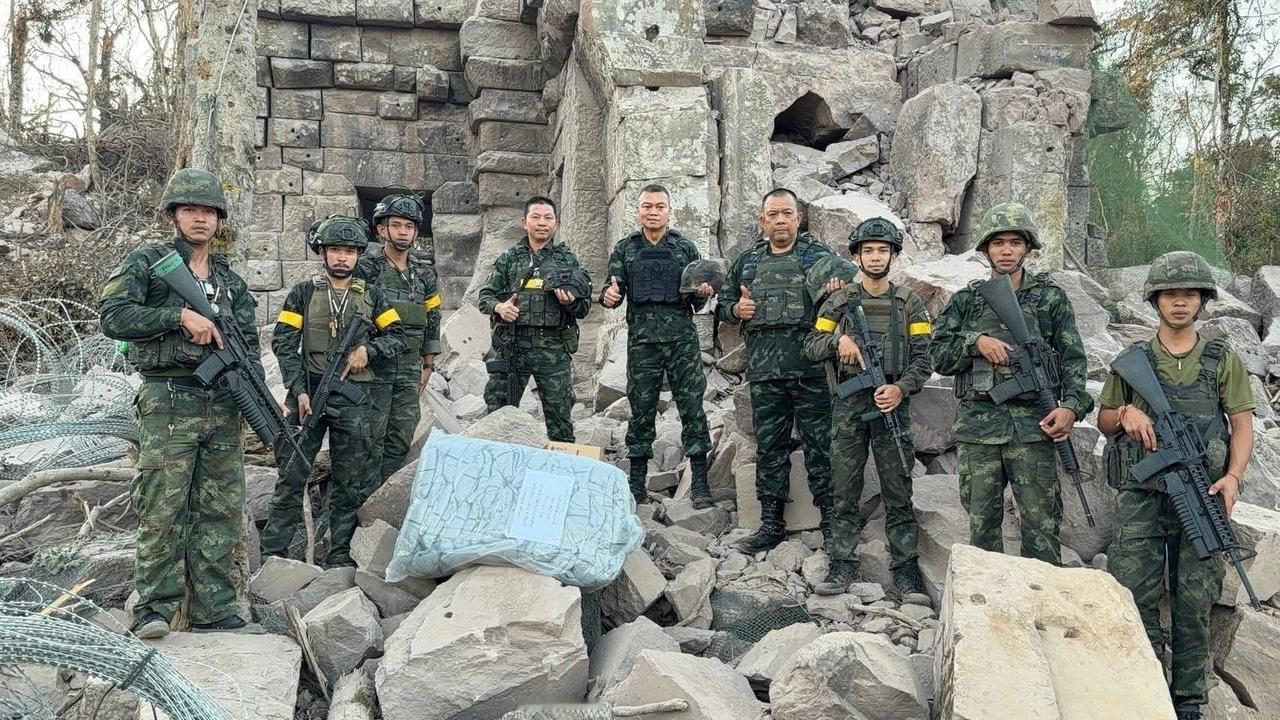 这是一张来自塔克拉贝的有趣照片，照片中泰国皇家陆军士兵们在被占领的寺庙前摆姿势拍