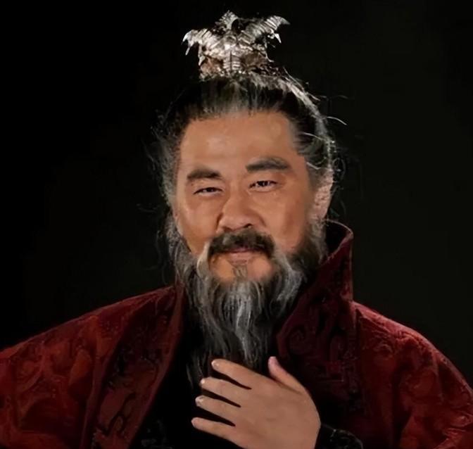 故事：公元208年，13岁的曹冲病逝，他的好友周不疑悼念后离开。曹操吩咐手下：“