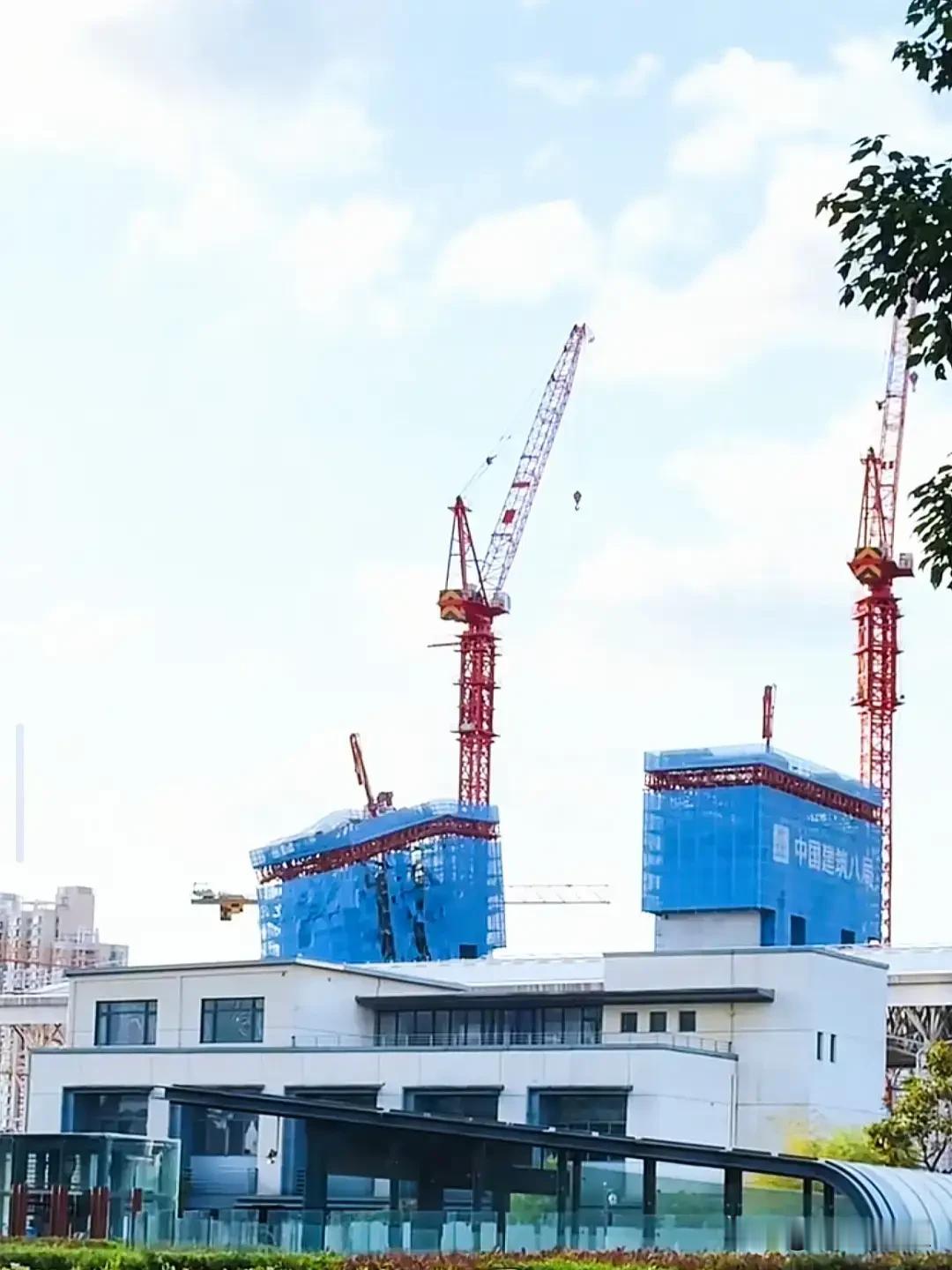 针对上海普陀区京东在建总部大楼的造楼机外架突发变形的质疑，官方第一时间通报:1.