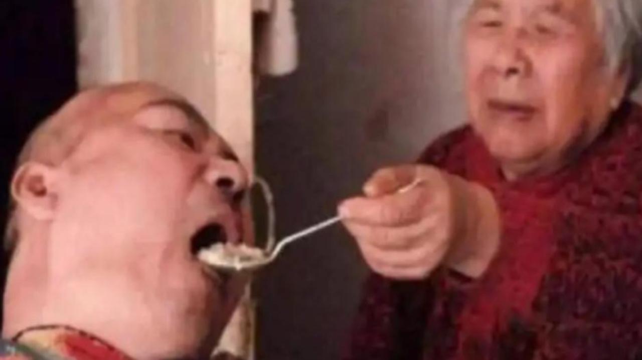 原来母爱如此沉重！2017年，83岁的黄兰将溶解了60粒安眠药的温水端到儿子面前