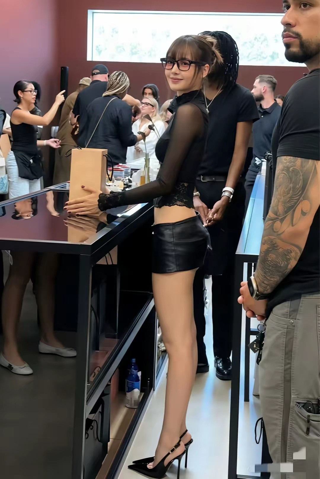 Lisa这组造型高露肤度穿搭十分挑人，很容易显俗，她却驾驭得恰到好处​​​