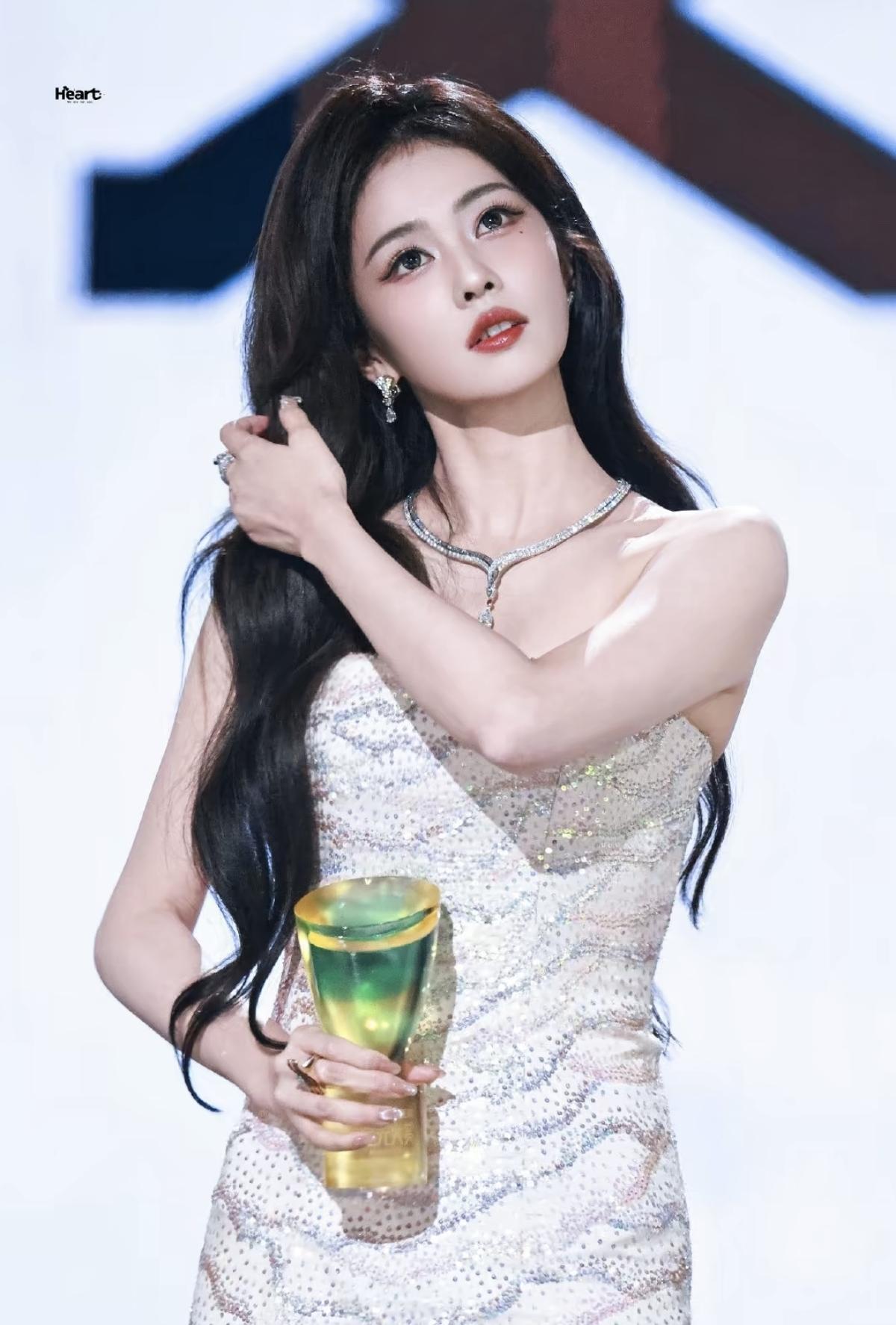 端庄大气优雅高贵耀眼光彩夺目的白鹿[赞]简约的白色，被她穿出了不简单的惊艳感，每