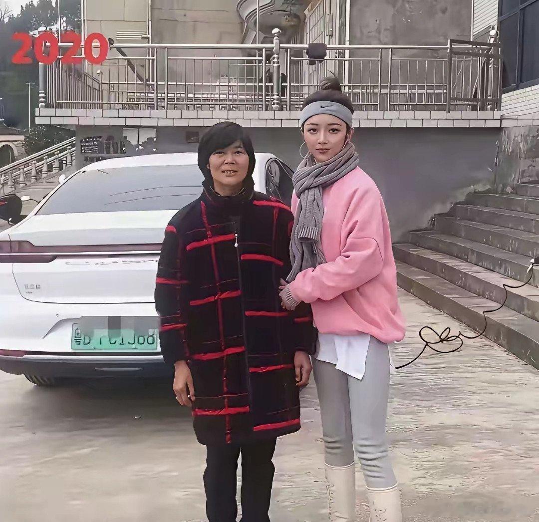 六年换奔驰，这个女儿厉害了