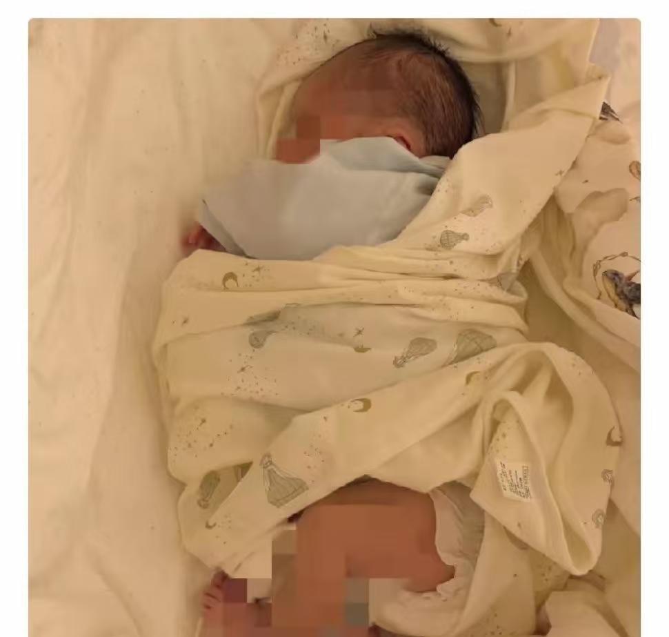 一位怀胎八月的准妈妈，眼看再熬一个多月就能见到孩子，结果突发意外，人没了。婆婆当