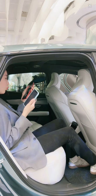 p7i这后排是搞笑的嘛160cm的模特坐后排大腿悬空，座椅高度跟坐小板凳似的，