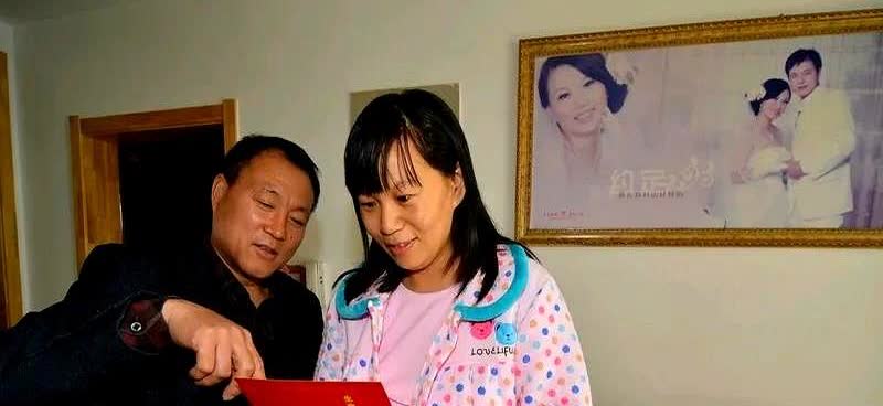 有个村妇女主任的女儿黄某，凭借其母和村长的关系，15岁那年她初中未毕业，就被安排