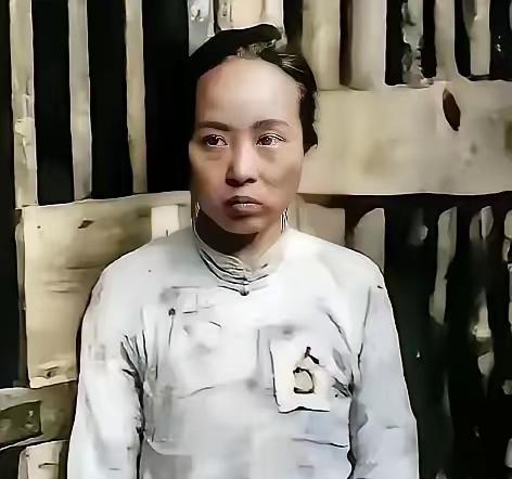 1937年11月24日，她是趴着被处决的，留下了这张遗照。魏文全，年芳25岁，时