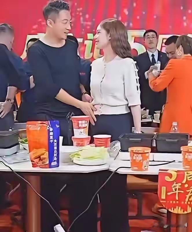 麻六记都五周年了，厉害了，小菲现在事业家庭都很好。还有准备出生的孩子，他们两个人