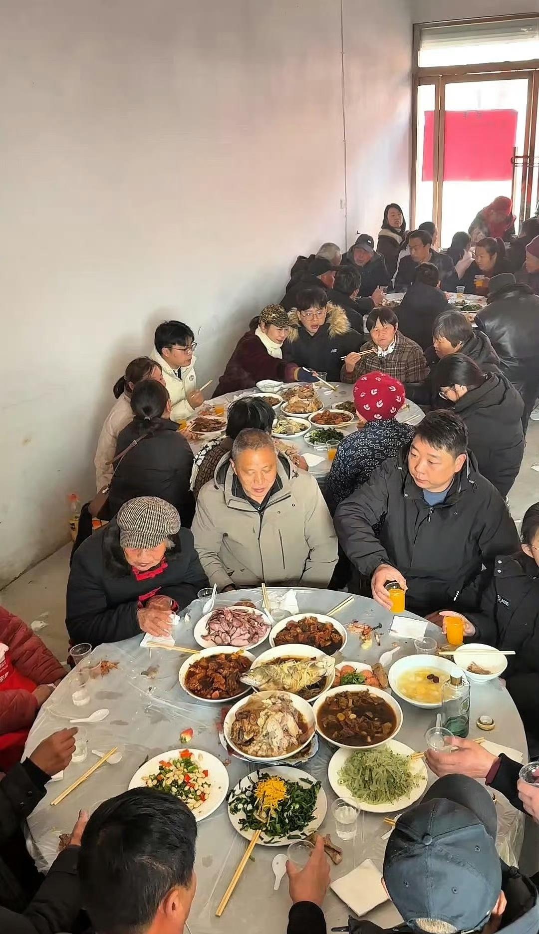 吃席的秘诀，只教一次：眼睛盯住，筷子别慌先吃中央，后吃四方一看没菜，赶紧