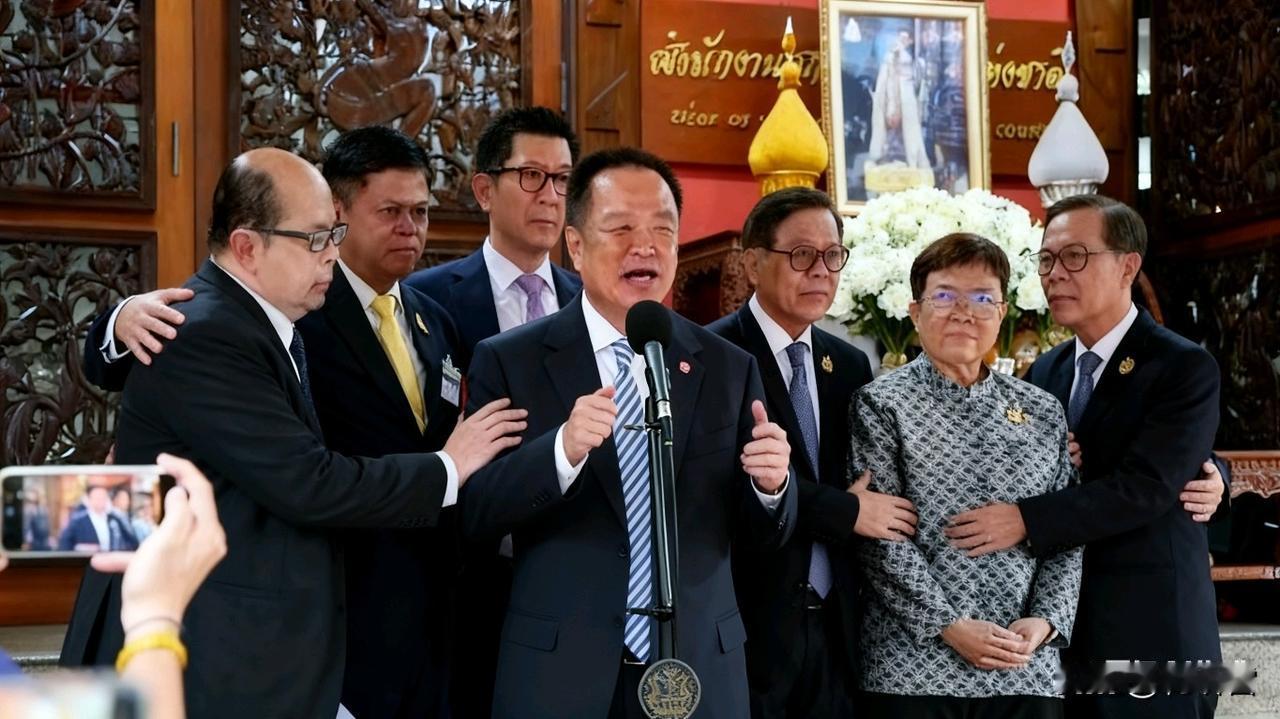 短期内他信基本上在监狱出不来了，甚至还有可能加刑。阿努廷撇得很干净：不关他的事，