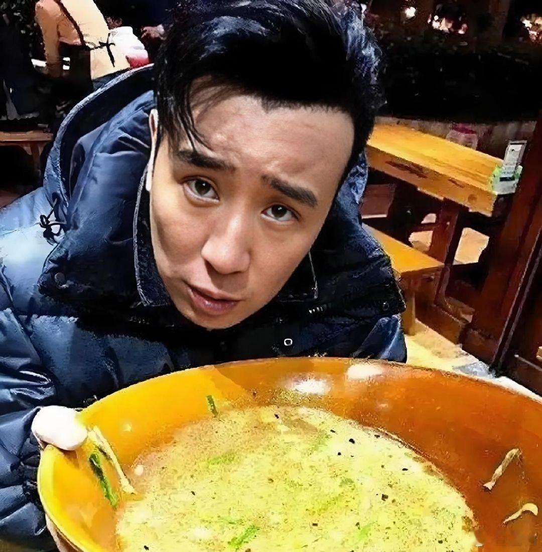 演员于和伟在饭店吃饭花334元，老板抹零收300元，于和伟付了300