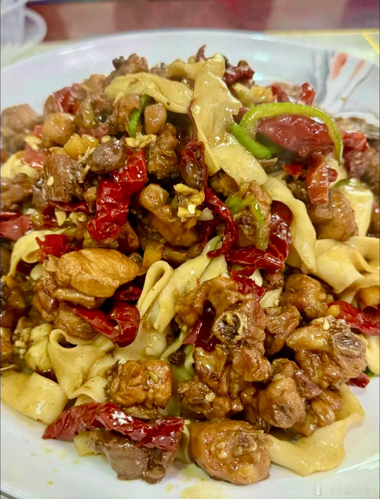 带着全家15天新疆自驾行，聊一聊每天大概花销多少。租车价不细提了，每个人对于车的