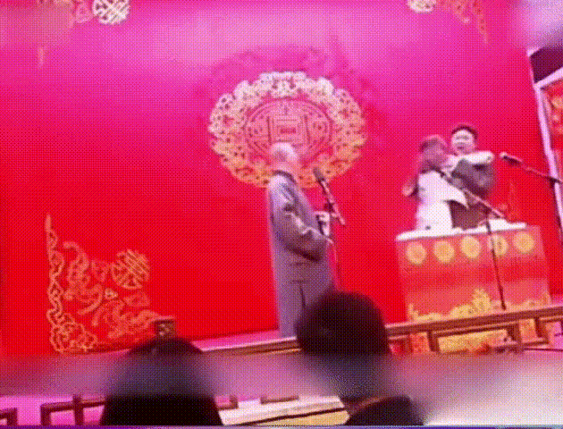 一次郭德纲跟于谦在台上演出，一个女观众跑上舞台，朝着于谦奔过去，抱住他亲了一下。