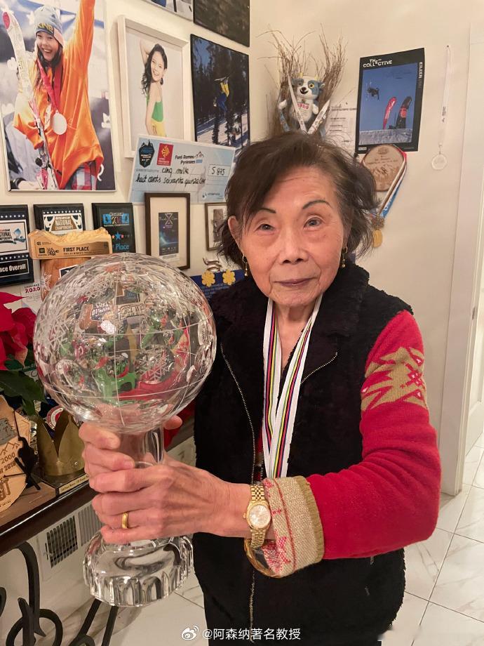 谷爱凌发微博怀念奶奶爱是冠军最好的奖牌，奶奶的笑容比金牌还闪亮！奶奶会一直为你