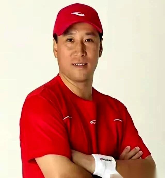 张军对着镜头，满脸堆笑：“孩子嘛，就是个兴趣，快乐羽毛球。”可镜头一挪开，给娃