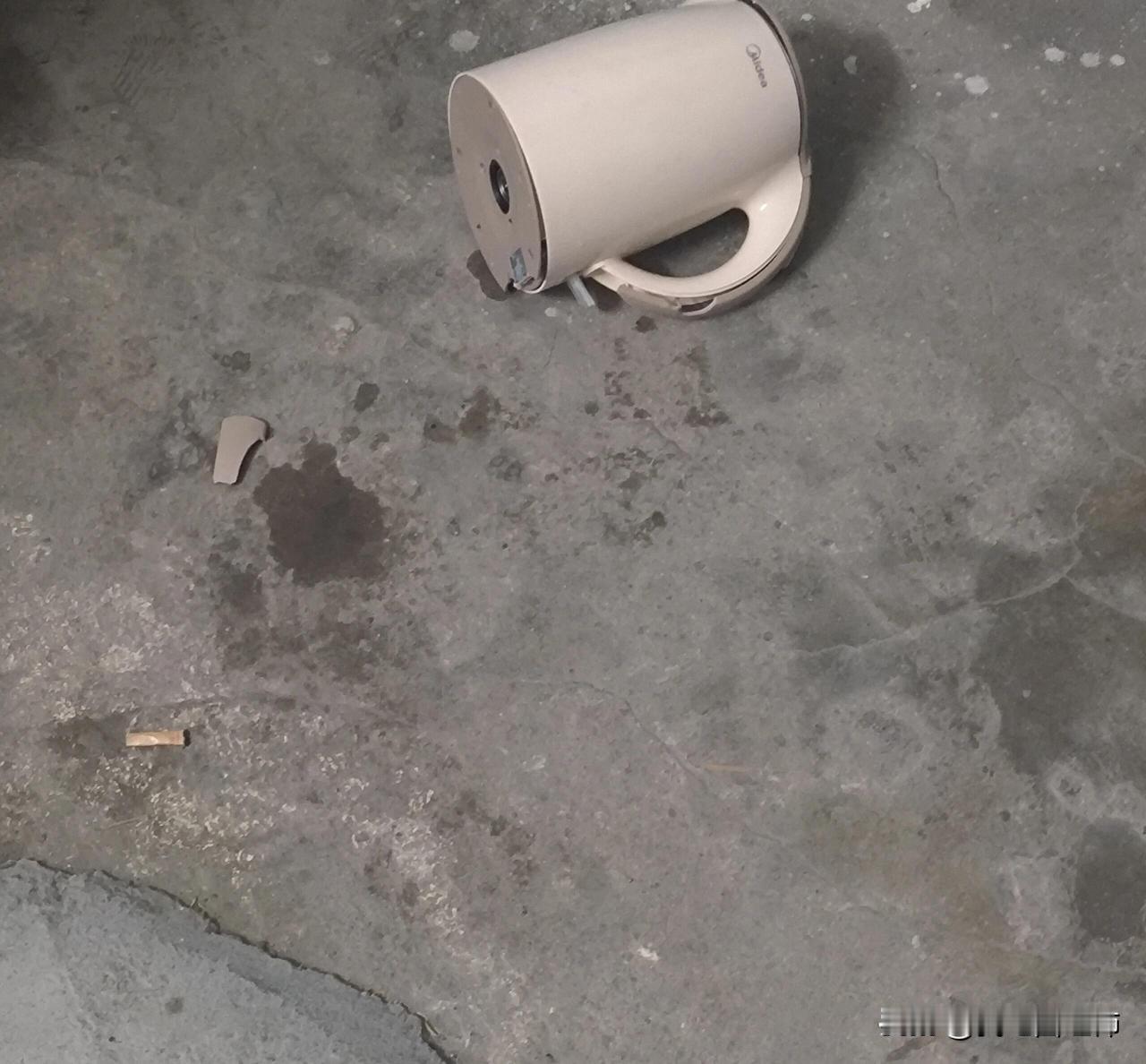 越长大越认为，语言也是一种暴力。昨晚，他又开始很不耐烦很凶的对妈妈说话，我怒从