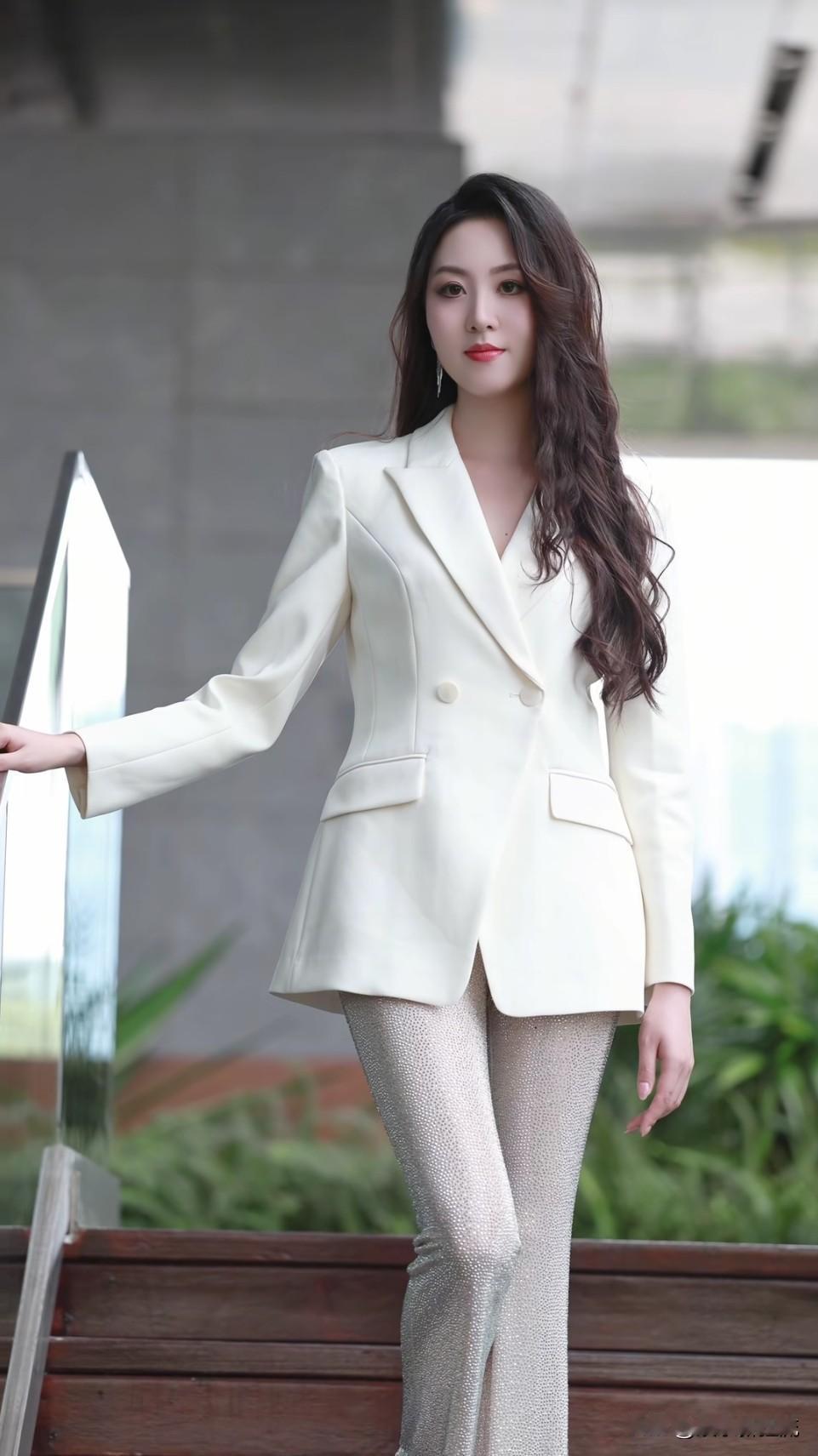 2025广东超模大赛执行秘书长徐敏，展示了精彩T台秀，能荣居这样的大赛高位，必然