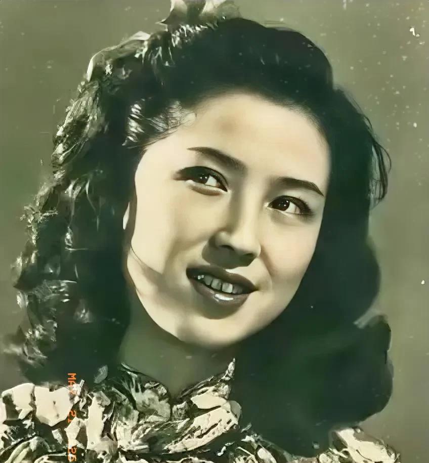 1965年，杜月笙的四姨太姚玉兰外出打牌，突然感到全身发热，焦躁不安，她心中涌起