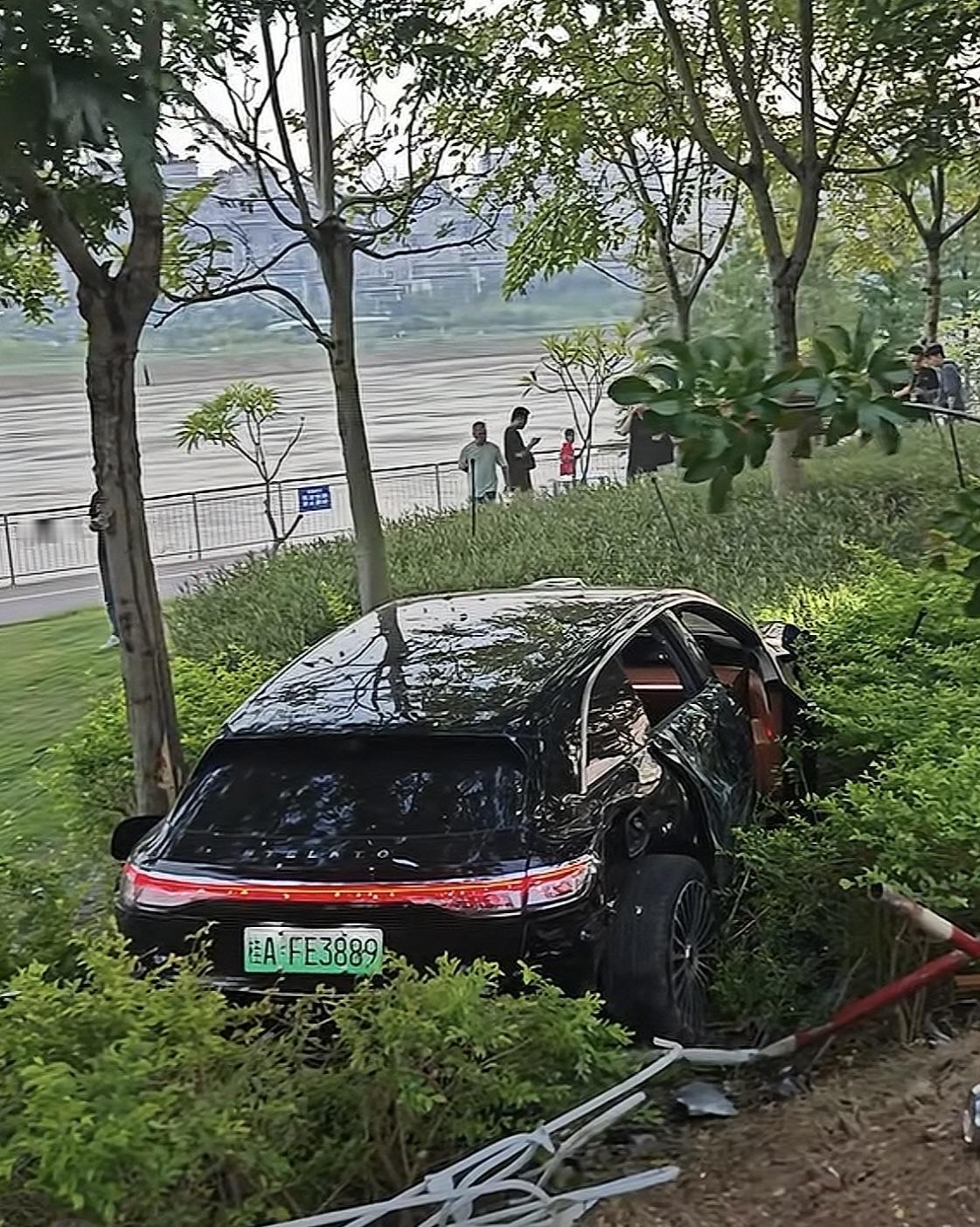 看网友说广西南宁小米YU7把享界S9T撞到绿化带里了，坐等官方通报[微笑]。希望