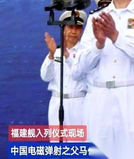我跟你说，福建舰入列那天，镜头扫过乌泱泱的人群，我眼睛就跟定了位似的，死死锁在一