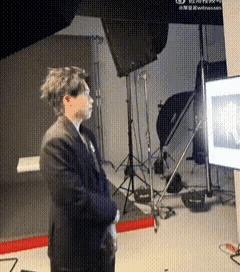 王cc放出了大头西装商务新造型不知道又是为哪里拍的代言广告相信很快就能看