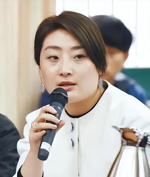以为是宫斗剧，结果人家演的是商战大片！宗馥莉130亿被冻，不是输给了美籍哥哥，而