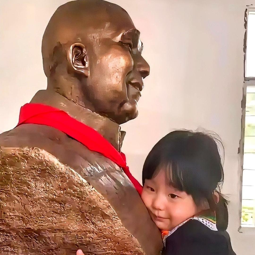 3岁女娃大凉山抱住石像狂哭，喊出的一句话，让在场人瞬间破防成都妈妈吴美丽，