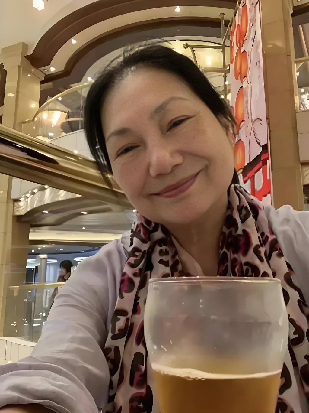 s妈黄春梅，现在最大的疼不仅仅是大s的离去，更重要的是，汪小菲一家四口的幸福
