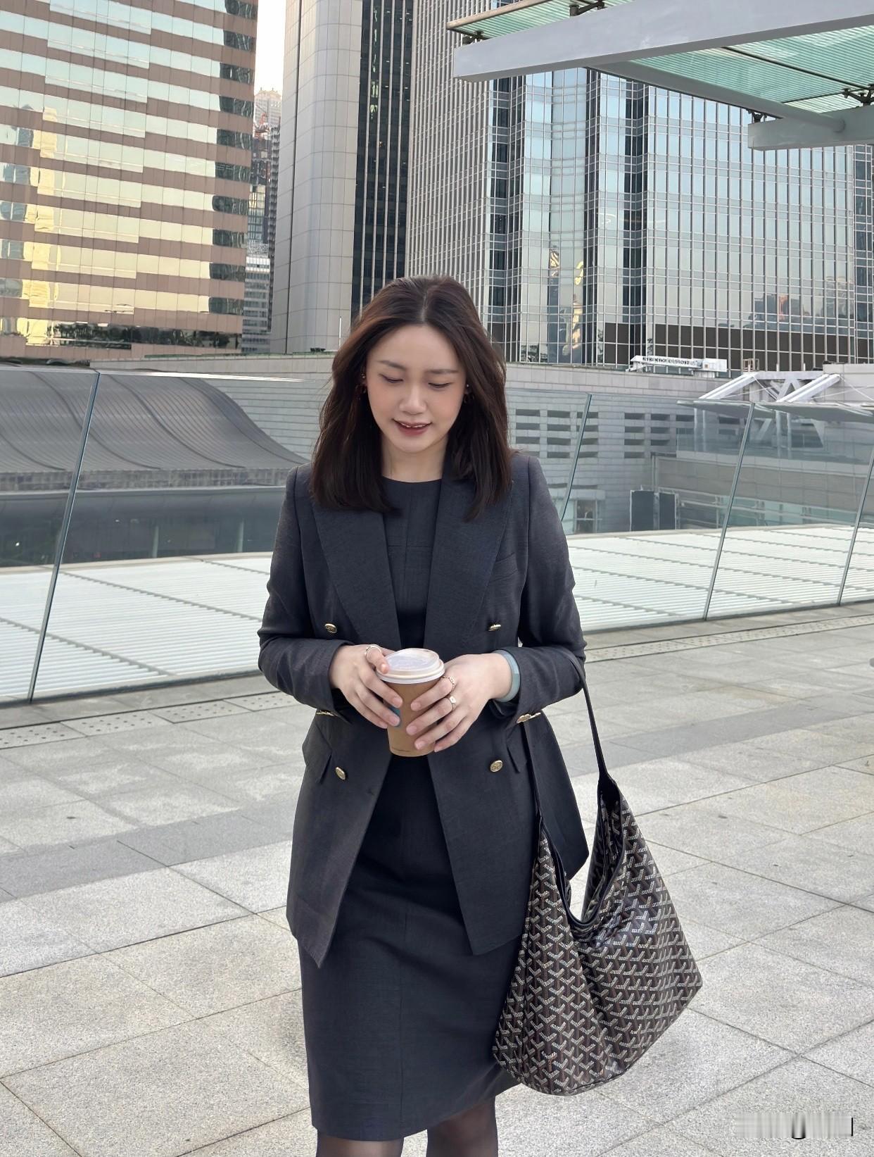 职业装怎么穿比较好看?西服套装西服套装要穿得好看，门道可不少。颜色上，经典的黑白