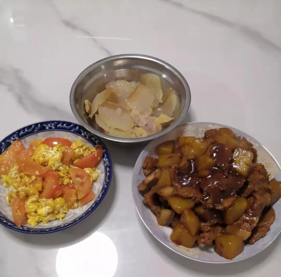 奉劝各位上了年纪的老年朋友们，咱能在家里吃就尽量别去外边了，花钱吃的不是饭，是房
