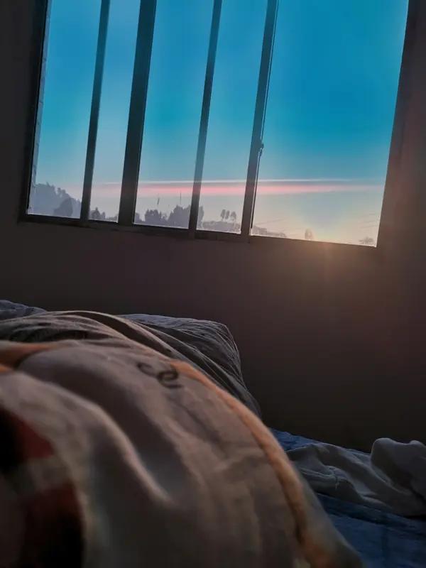 要说最简单有效的养生方法，我首推早睡早起。现在很多人熬夜成习惯，身体免疫力直线下