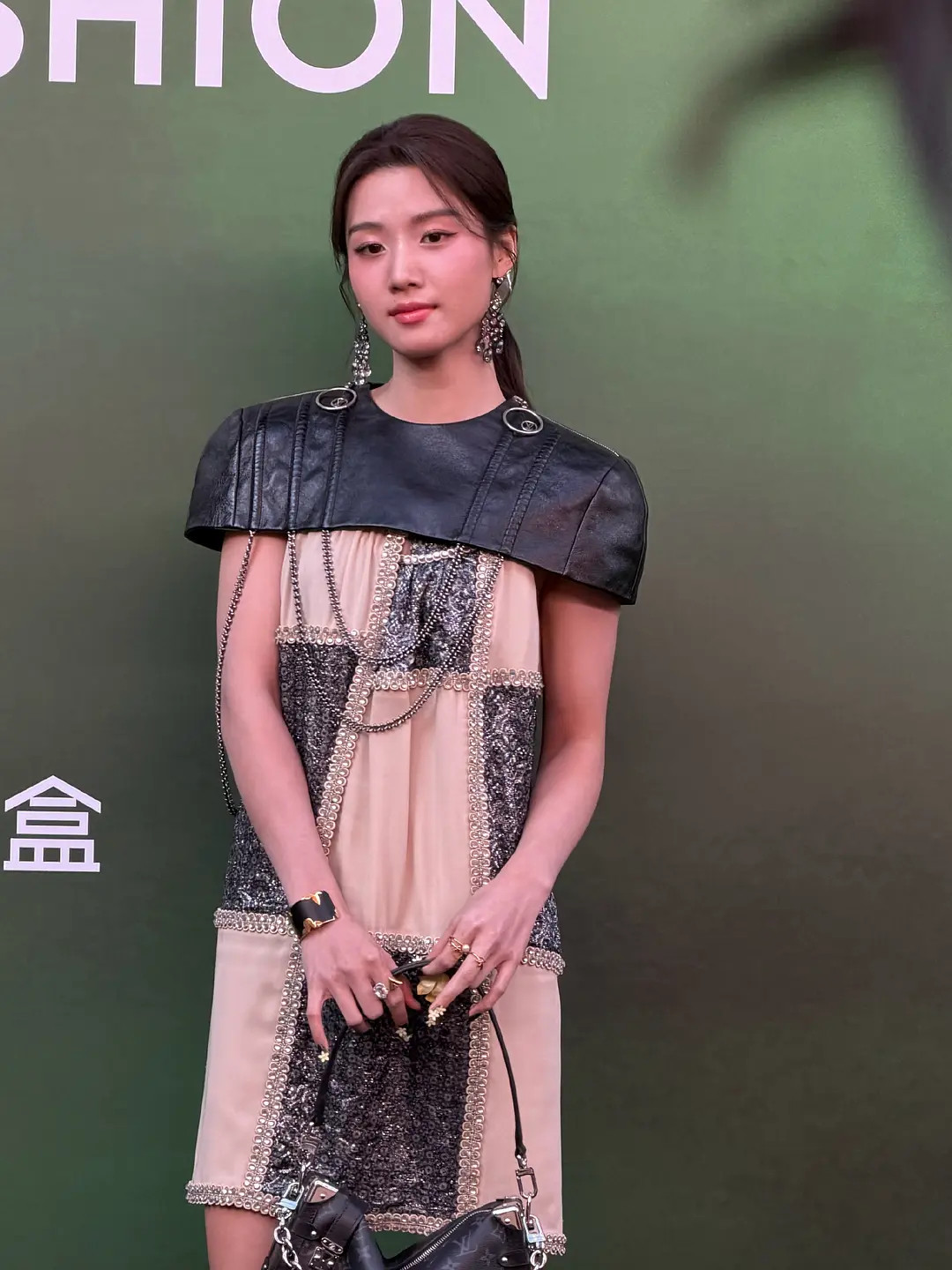 卢昱晓工作室审美VOGUE红毯造型倒数第一是卢昱晓吧，从妆容到状态和裙子都不好看