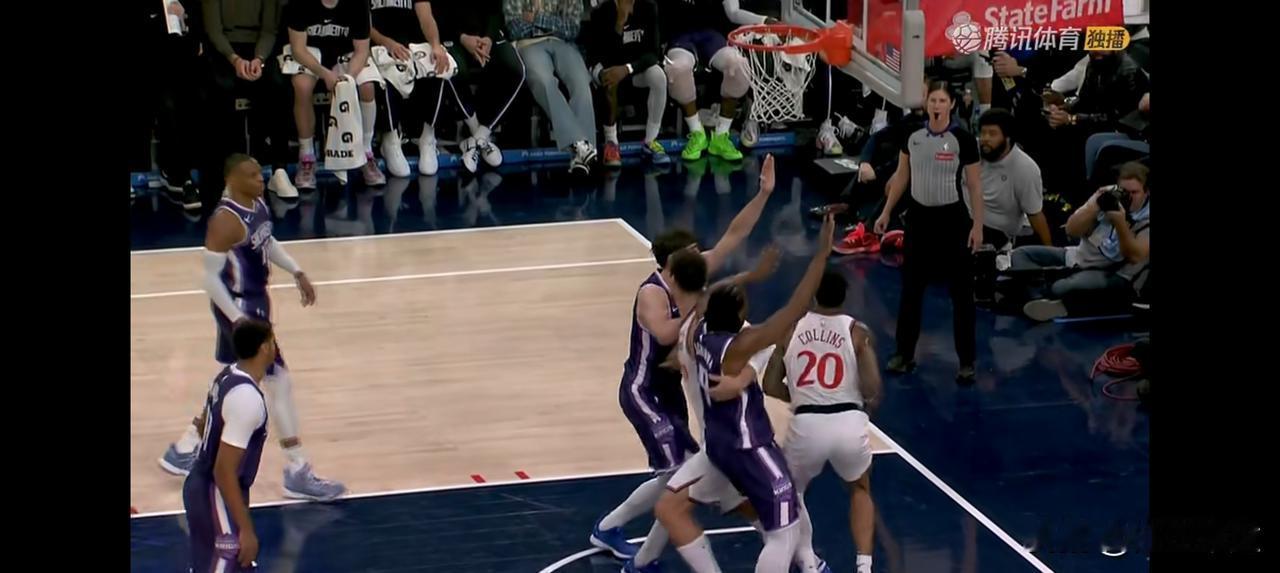 大家看这防守，这才是总冠军级别的球员防守！大洛是一只胳膊搂一个对方球员，科林斯篮