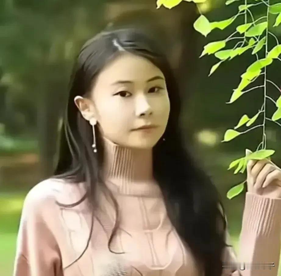 妮妮是二八里的一股清流！她是许敏的侄女，是许勇的大女儿，她被卷入二八，但