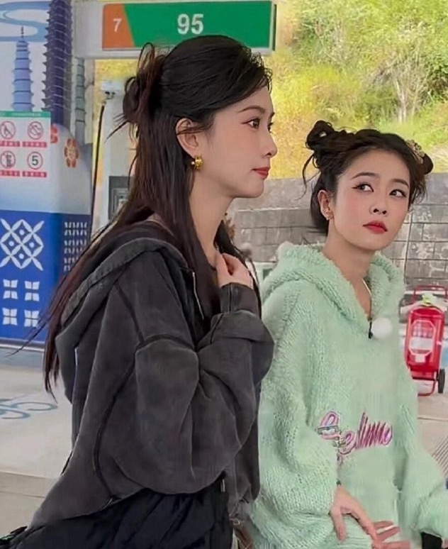 白鹿在孟子义旁边显得像个小孩似的