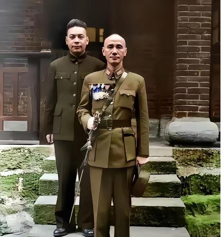 都说蒋介石和蒋经国长得不像，仔细看还真是。蒋介石那身挂满勋章的打扮，怎么看都透着