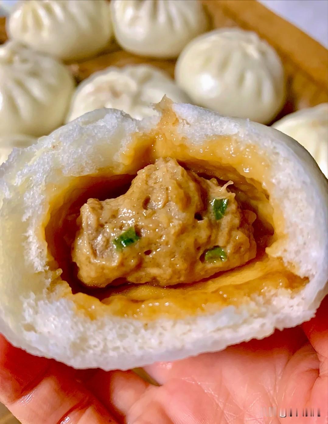 真的太幸运了！我三姨在老家开了整整30年的早餐店，主打就是杭州小笼包，周边街坊