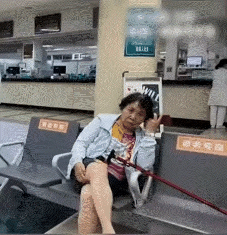 看哭了！江苏，男子在前往医院，在医院大厅偶然邂逅了15年前的班主任。多年过去，