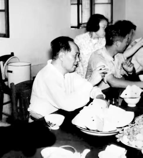 经济发展的根儿，本就该扎在人民中间，为咱老百姓谋福祉，绝不是为少数人谋私利！光喊